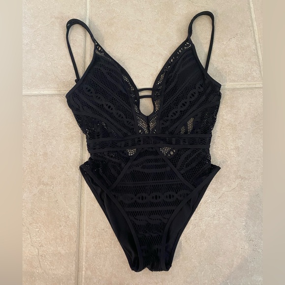 BECCA Other - NWOT BECCA Women's Crochet Plunging One-Piece Keyhole Swimsuit - Size Small